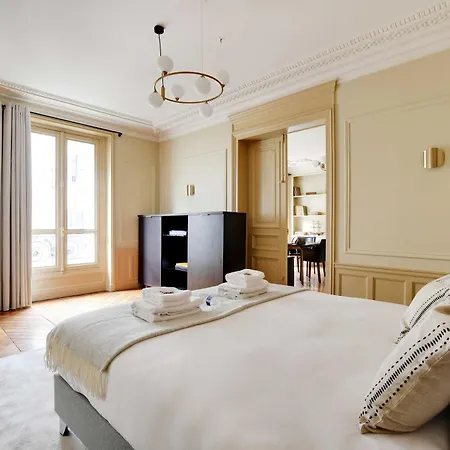 Modern Elegance With 2 Lounges - Arc De Triomphe Paris