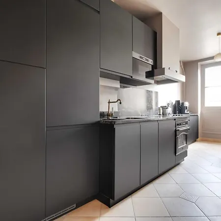 Modern Elegance With 2 Lounges - Arc De Triomphe