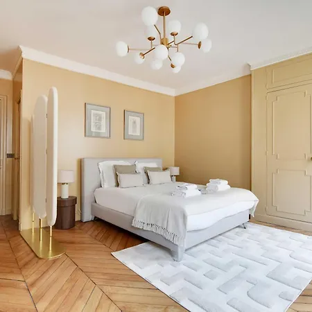 Modern Elegance With 2 Lounges - Arc De Triomphe