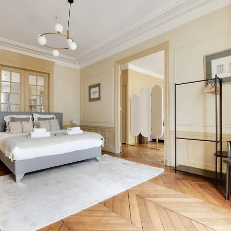Modern Elegance With 2 Lounges - Arc De Triomphe Paris